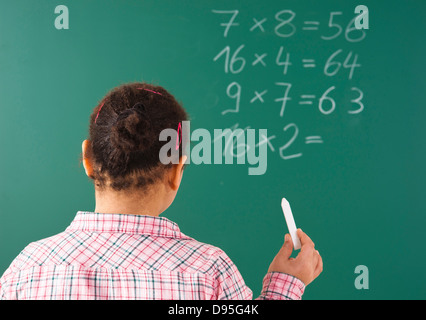 Répondant à la question de fille at Blackboard in classroom, Baden-Wurttemberg, Germany Banque D'Images