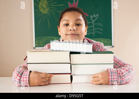 Girl et les manuels scolaires in classroom, Baden-Wurttemberg, Germany Banque D'Images