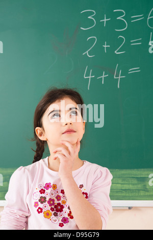 Répondant à la question de fille at Blackboard in classroom, Baden-Wurttemberg, Germany Banque D'Images