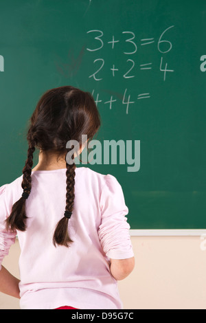 Répondant à la question de fille at Blackboard in classroom, Baden-Wurttemberg, Germany Banque D'Images