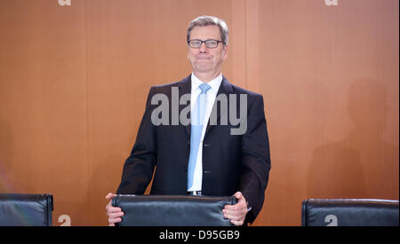 Berlin, Allemagne. 12 Juin, 2013. Le ministre des Affaires étrangères allemand Guido Westerwelle (FDP) attend le début d'une réunion du Conseil des ministres à la Chancellerie fédérale à Berlin, Allemagne, 12 juin 2013. Photo : KAY NIETFELD/dpa/Alamy Live News Banque D'Images