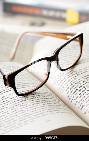 Close-up of Eyeglasses on Open Book Banque D'Images