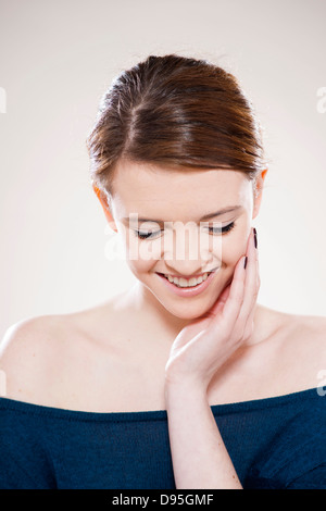 Head and shoulders Portrait of Teenage Girl in Studio Banque D'Images