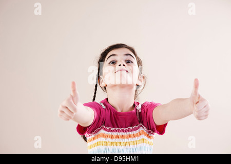 Portrait of Girl giving Thumbs up in Studio Banque D'Images