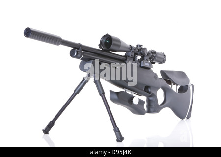 Fusil de Sniper flottant sur fond blanc Banque D'Images