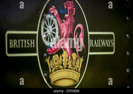 Un British Railways cimier peint sur un moteur à Bluebell Railway dans l'East Sussex, Royaume-Uni. Banque D'Images