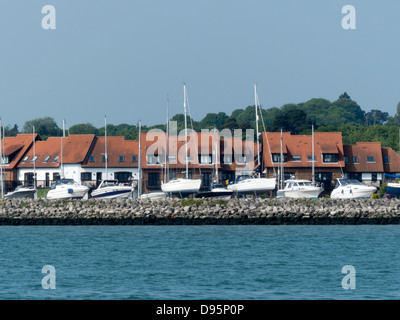 Southampton Water avec Hythe Marina Village historique Banque D'Images