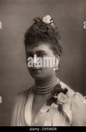 La princesse Mary (mai) de Teck (1867-1953) au moment de sa fiançailles à Prince George de galles qui, comme George V, succède à son père comme roi Édouard VII du Royaume-Uni en 1910, lorsqu'elle est devenue connue sous le nom de Queen Mary. À partir de 'Le Cabinet Portrait Gallery' (Londres, 1890-1894). Woodburytype après photo de W & D Downey. Banque D'Images