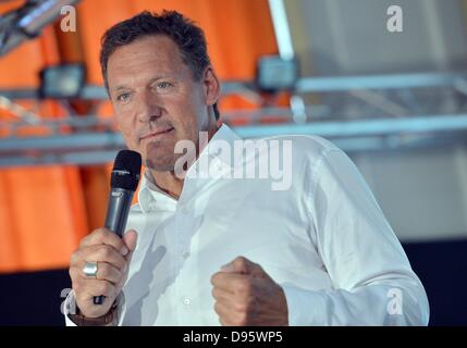 Berlin, Allemagne. 12 Juin, 2013. Ralf Moeller acteur parle aux élèves de l'école Ernst-Schering dans le cadre de l'initiative s 'Prévenir la violence - Promouvoir l'intégration' à Berlin, Allemagne, 12 juin 2013. L'initiative s'adresse à l'école les élèves à participer activement s'élever contre la violence et de promouvoir la tolérance. Photo : Britta Pedersen/dpa/Alamy Live News Banque D'Images