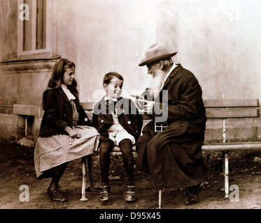 Léon Tolstoï (1828-1910) écrivain russe, philosophe et mystique, racontant une histoire à ses petits-enfants. Photographie. Banque D'Images