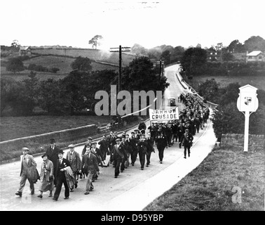 Grande dépression 1929-1936. Jarrow Mars de mineurs sans emploi et constructeurs de North East England énoncée le 5 octobre 1936 à mars les 280 miles (451 km) à Londres pour présenter une pétition au Parlement pour l'aide humanitaire et la création d'emplois. Banque D'Images