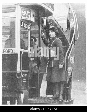 La Première Guerre mondiale - 1914-1918. Après la conscription en 1916, les femmes britanniques ont repris de nombreux emplois civils. Femme conducteur d'autobus. Banque D'Images