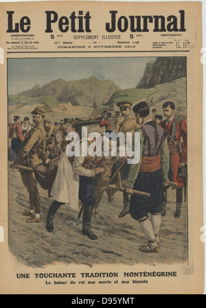 Guerre des Balkans : Nicolas Ier de Monténégro (1841-1921), qui régna de 1910-1918. Nicholas en accord avec la tradition nationale, donnant un baiser paternel pour les morts et les blessés. À partir de 'Le Petit Journal', Paris, le 3 novembre 1912. Banque D'Images