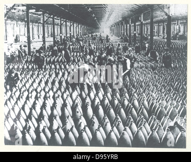 La Seconde Guerre mondiale, 1914-1919 : les femmes britanniques travaillant dans une usine d'armement. Banque D'Images