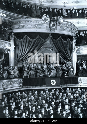 Le chancelier Adolf Hitler est accueilli par un public dans un théâtre en Allemagne c1935. Les principaux dirigeants nazis présents sont vus dans le représentant de l'État fort. De gauche à droite : Josef Goebbels, Rudolf Hess, Herman Göring, le maréchal von Mackensen, Adolf Hitler, le général Banque D'Images