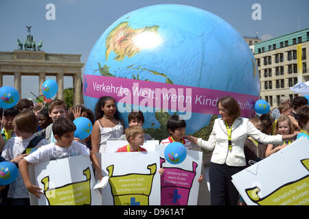 Berlin, Allemagne. 12 Juin, 2013. Christina Rau (R, en blanc), représentant de l'organisation de bienfaisance enfants Kindernothilfe, prend part à une manifestation organisée par Kindernothilfe à l'occasion de la Journée mondiale contre le travail des enfants à la Pariser Platz à Berlin, Allemagne, 12 juin 2013. Photo : RAINER JENSEN/dpa/Alamy Live News Banque D'Images