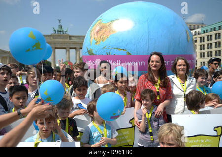 Berlin, Allemagne. 12 Juin, 2013. Christina Rau (R, en blanc), représentant de l'organisation de bienfaisance enfants Kindernothilfe, et l'actrice Natalia Wörner prend part à un événement organisé par Kindernothilfe à l'occasion de la Journée mondiale contre le travail des enfants à la Pariser Platz à Berlin, Allemagne, 12 juin 2013. Photo : RAINER JENSEN/dpa/Alamy Live News Banque D'Images