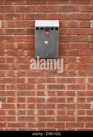 L'extérieur cendrier sur un mur de briques. Banque D'Images