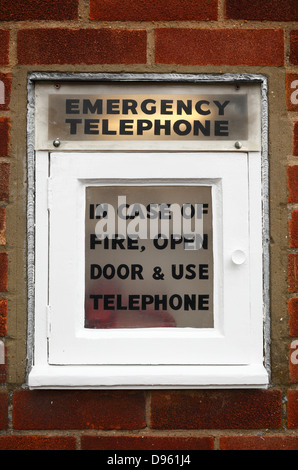 Téléphone d'urgence dans le mur d'une station d'incendie locaux à Heacham, Norfolk. Banque D'Images