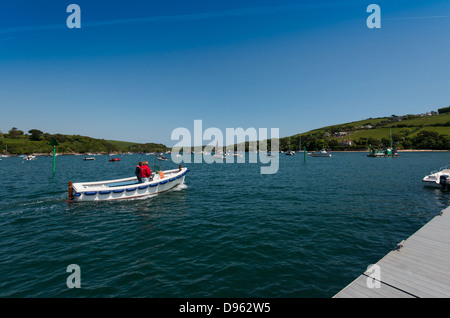 Salcombe, Devon, Angleterre. 3e juin 2013. Un bateau à moteur, bateau, voile, croisières de l'estuaire, Salcombe Banque D'Images