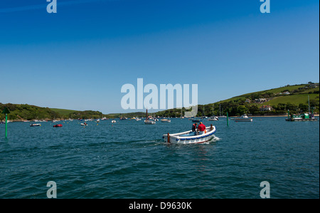 Salcombe, Devon, Angleterre. 3e juin 2013. Un bateau à moteur, bateau, voile, croisières de l'estuaire, Salcombe Banque D'Images