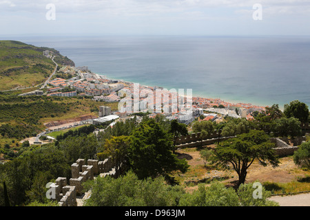 Vue sur le centre de Sesimbra, Portugal, du célèbre château mauresque. Banque D'Images