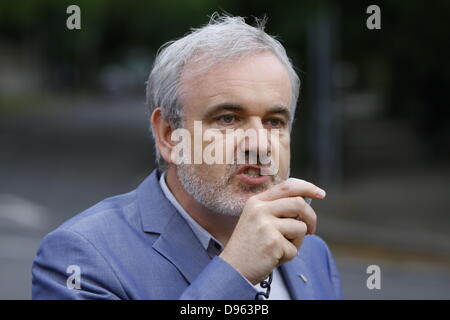 Dublin, Irlande. 12 juin 2013. Directeur exécutif d'Amnesty International l'Irlande, Colm O'Gorman, adresses le rallye à l'extérieur de l'ambassade de Turquie à l'Irlande. Des membres d'Amnesty International ont protesté devant l'ambassade de Turquie à Dublin. Ils ont appelé le Gouvernement turc à mettre fin à la brutalité de la police et de l'utilisation de gaz lacrymogènes contre les manifestants de la Place Taksim à Istanbul et d'autres villes turques. Crédit : Michael Debets/Alamy Live News Banque D'Images