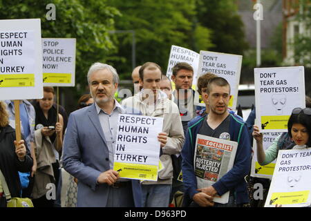 Dublin, Irlande. 12 juin 2013. Directeur exécutif d'Amnesty International l'Irlande, Colm O'Gorman (L), à la manifestation devant l'ambassade de Turquie à l'Irlande. Des membres d'Amnesty International ont protesté devant l'ambassade de Turquie à Dublin. Ils ont appelé le Gouvernement turc à mettre fin à la brutalité de la police et de l'utilisation de gaz lacrymogènes contre les manifestants de la Place Taksim à Istanbul et d'autres villes turques. Crédit : Michael Debets/Alamy Live News Banque D'Images