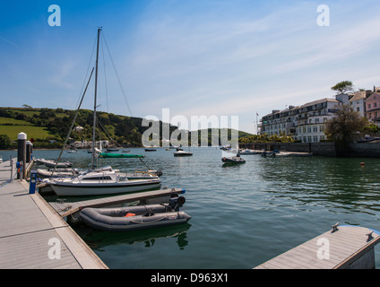 Salcombe, Devon, Angleterre. 3e juin 2013. Bateaux et yachts amarrés sur les pontons à Salcombe Harbour Masters y compris le lancer. Banque D'Images