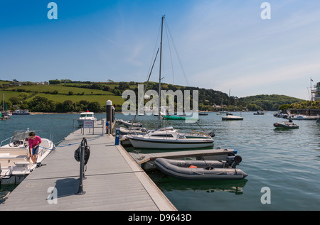 Salcombe, Devon, Angleterre. 3e juin 2013. Bateaux et yachts amarrés sur les pontons à Salcombe Harbour Masters y compris le lancer. Banque D'Images