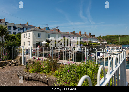 Salcombe, Devon, Angleterre. 3e juin 2013. Maisons au bord de l'eau à Salcombe. Moorings et bateaux amarrés. Banque D'Images