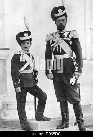 Nicolas II (1868-1918) Empereur de Russie de 1894 avec son fils Alexis (1904-1918), le tsarévitch, en uniforme militaire. Alexis était un'hémophiles. Après une photo. Banque D'Images