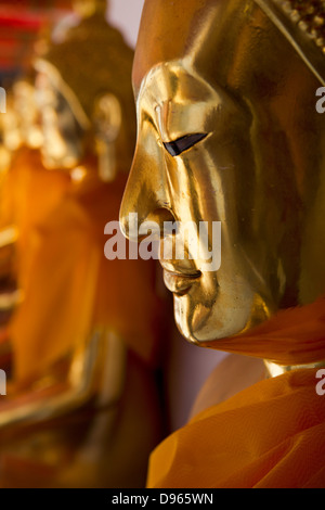 Cloître de l'extérieur du temple de Wat Pho a 400 Bouddhas ont acheté par le Roi Rama, Bangkok, Thaïlande Banque D'Images