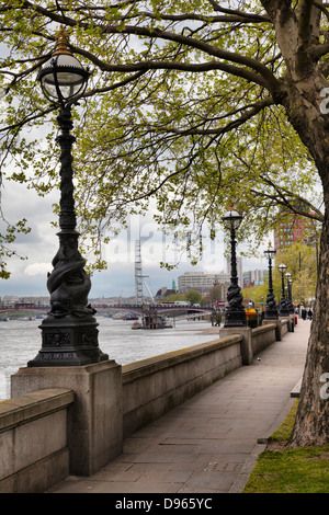 Promenade le long de la Tamise sur la rive sud près de Westminster - Londres UK Banque D'Images