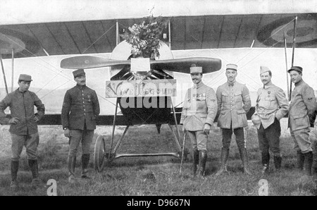 Ace de l'Air française Adolphe Pegoud, 4e à partir de la droite, en face de son avion le jour où ses camarades officiers lui a offert un bouquet à l'occasion de sa dernière citation. Action 1915 tués. Première Guerre mondiale Banque D'Images