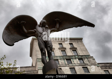 Fleet Air Arm memorial Sculpture par James Butler à Victoria Embankment Gardens à Londres UK Banque D'Images
