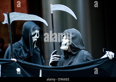 Londres, Royaume-Uni. 12 juin 2013. Les protestataires prennent part à une manifestation contre le militarisme et la violence capitaliste, en vue du sommet du G8/Cruciatti Crédit : Piero Alamy Live News Banque D'Images