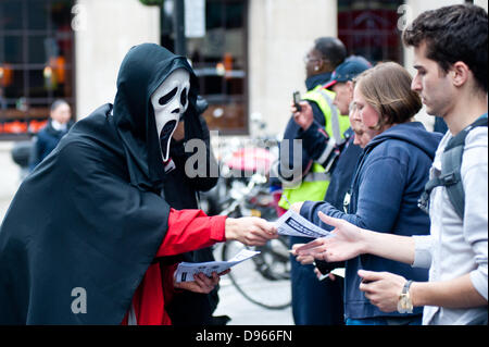 Londres, Royaume-Uni. 12 juin 2013. Les protestataires prennent part à une manifestation contre le militarisme et la violence capitaliste, en vue du sommet du G8/Cruciatti Crédit : Piero Alamy Live News Banque D'Images