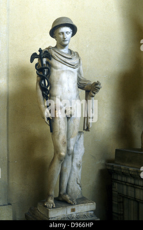 Hermès, dieu grec (Mercure dans panthéon romain) messager des dieux, dieu des routes et des voyageurs, en tenant son caducée ou du personnel de l'herald. Statue en marbre. Banque D'Images