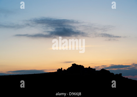 Hound Tor au coucher du soleil. Silhouette. Dartmoor National Park, Devon, Angleterre Banque D'Images