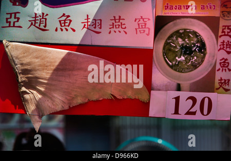 Bangkok street market restaurant traditionnel soupe aux ailerons de requin dans Chinatown Banque D'Images