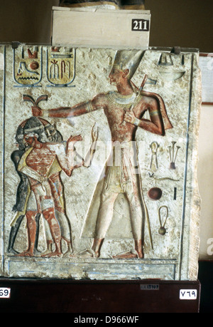 Ramsès II, le Grand (1304-1237 BC) troisième roi d'xixe dynastie, l'Égypte ancienne. Ramsès avec prisonniers nubiens. Allégement peint. Banque D'Images