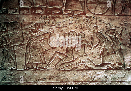 Capture de soldats ennemis par les Égyptiens. Soulagement de calcaire Temple de Ramsès II, le Grand (1304-1237 BC), Abou Simbel. Banque D'Images