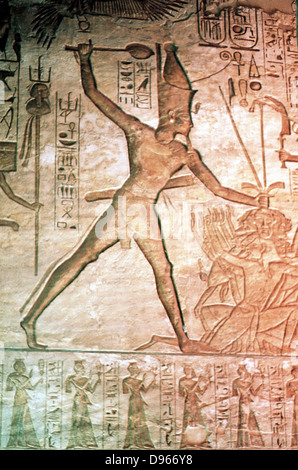 Ramsès II, le Grand (1304-1237 BC) capture et dompte l'ennemi Hittite. L'allégement de calcaire, Temple d'Abou Simbel. Banque D'Images