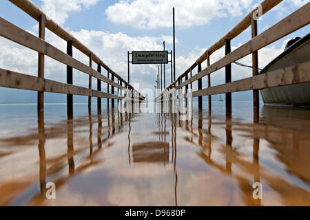 Inondation Chiemsee juin 2013, Dampfersteg Pier en inondation, Grabenstätt,Chiemgau Haute-bavière, Allemagne Europe Banque D'Images