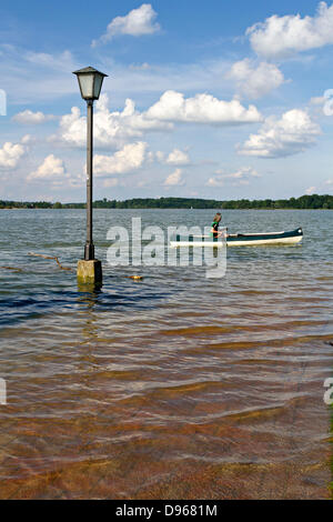 Chiemsee Inondation, juin 2013, pôle de lumière dans l'eau et en passant, Caonoe Stock Prien, péninsulaire, Chiemgau Haute-bavière Allemagne Europe Banque D'Images