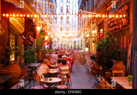 ISTANBUL, TURQUIE. Un café off Istiklal Caddesi dans le quartier de Beyoglu de la ville. Banque D'Images