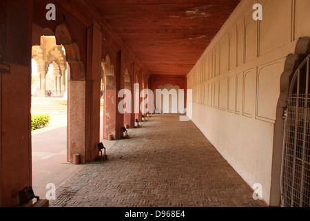 Véranda de bureaux avec piliers, fort d'Agra Utter pradesh Inde Banque D'Images