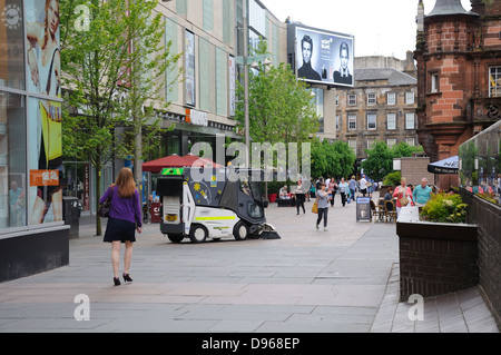 Le nettoyage des rues en cours à St Enoch Square, Glasgow, Écosse, Royaume-Uni Banque D'Images