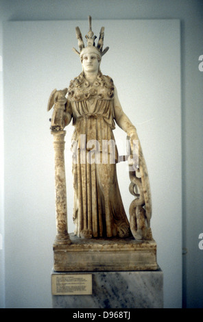 Athena de Varvakion. Copie romaine d'or et d'ivoire statue de la déesse de cérémonie par Pheidias qui était de le Parthénon, Athènes. Pallas Athéna, déesse d'Athènes et de la sagesse et de l'artisanat. Minerva dans panthéon romain. Musée d'Athènes Banque D'Images